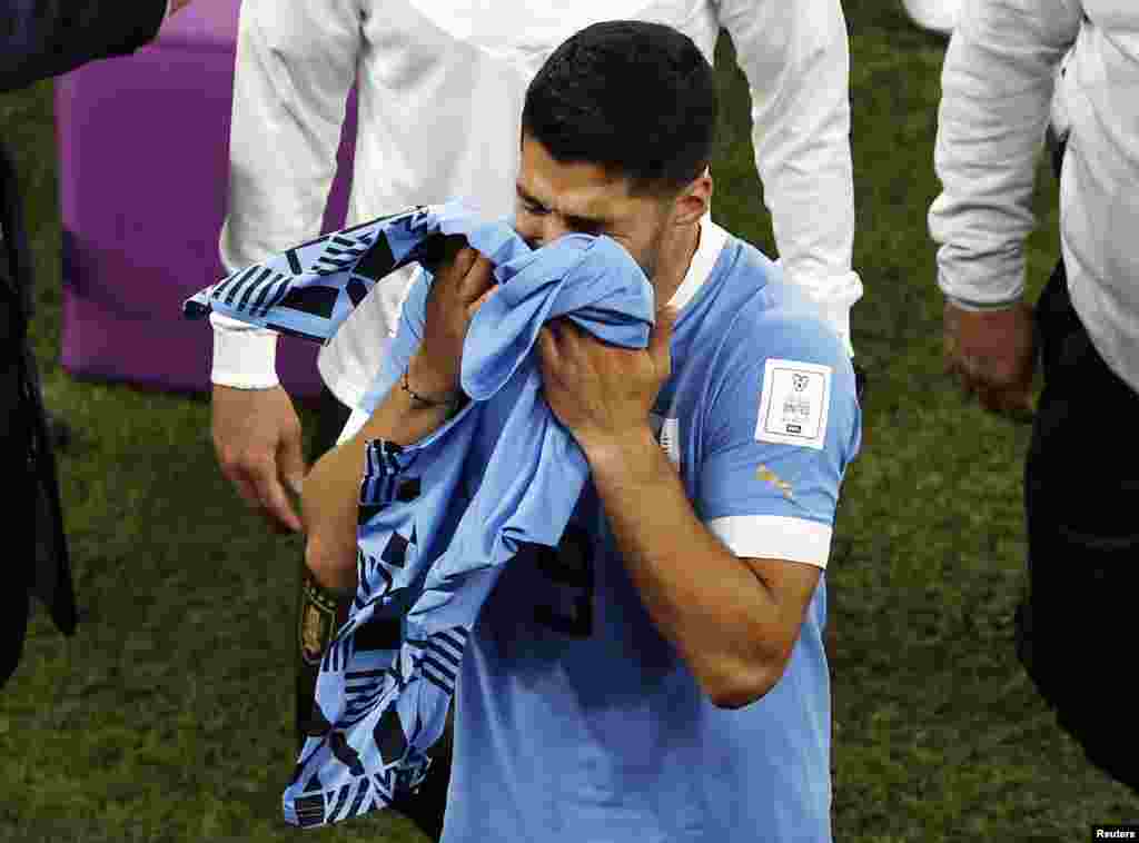 El delantero uruguayo Luis Suárez llora inconsolable, pues a pesar de que su equipo venció 2-0 a Ghana, la selección suramericana se despidió del Mundial.