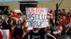 Manifestantes protestan contra el presidente de Perú, Pedro Castillo, después de que el Congreso aprobara su destitución, en Lima, Perú, el 7 de diciembre de 2022.