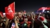 Los aficionados celebran el partido Dinamarca contra Túnez en Qatar, el 22 de noviembre de 2022.