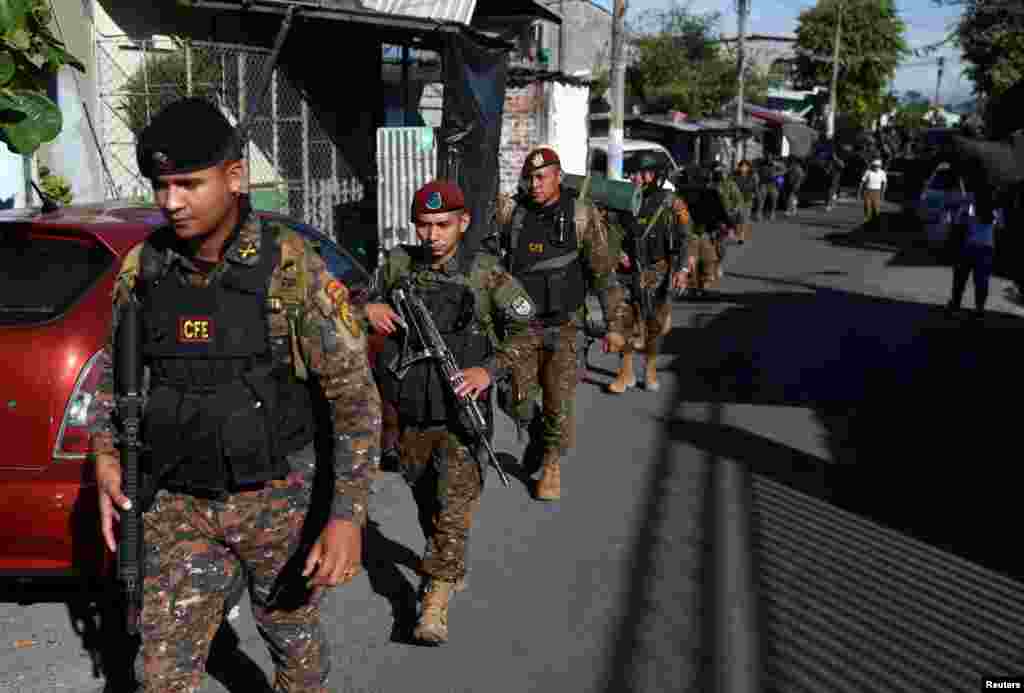 Imágenes divulgadas por la prensa oficial mostraron a los efectivos portando armas de grueso calibre, cascos y chalecos antibalas, acompañados por vehículos de guerra mientras recorrían las calles del&nbsp;municipio, en medio de la noche.