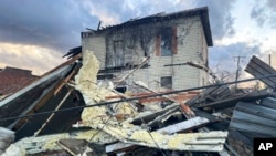 Una estructura dañada y escombros después del clima severo, el 12 de enero de 2023, en Selma, Alabama, EEUU.