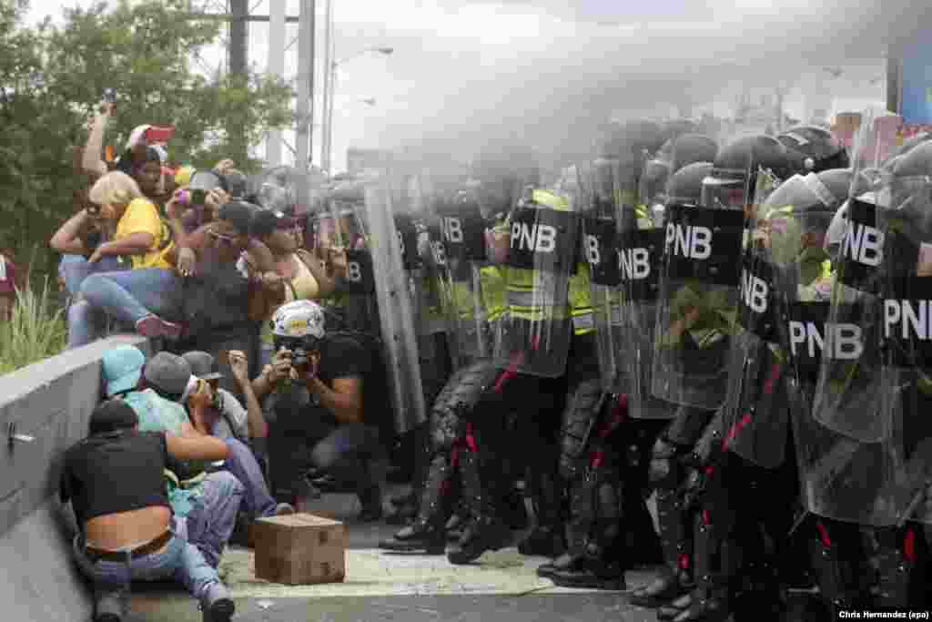 Aktivis oposisi Venezuela bentrok dengan polisi anti huru-hara dalam demonstrasi di Caracas.