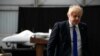 Kryeministri britanik Boris Johnson pas një fjalimi të mbajtur në aeroportin Lydd, në Anglinë juglindore (14 prill 2022).