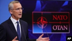 El secretario general de la OTAN, Jens Stoltenberg, se reúne con los medios durante una conferencia de prensa en la sede de la OTAN en Bruselas, Bélgica, el 11 de octubre de 2022.