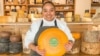 La venezolana Genessi Pinto muestra una bola de queso. [Foto cortesía]