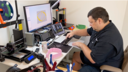 El hombre, un experto financiero, contó a la VOA que en 2014 se empezó a aficionar por las impresoras 3D y, desde entonces, ha construido varios productos. Ahora está fabricando unas 50 máscaras protectoras al día.