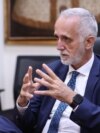 Carlos Jornet, presidente de la Comisión de Libertad de Prensa e Información de la SIP, durante la reunión con el presidente del Consejo de Ministros de Perú, Gustavo Adrianzén. [Foto: Cortesía de la Presidencia del Consejo de Ministros]