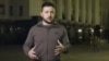 En esta imagen, tomada de un video distribuido por la Oficina Presidencial de Ucrania, el presidente, Volodymyr Zelenskyy, ofrece un discurso desde Kiev, Ucrania, el 14 de abril de 2022. (Oficina Presidencial de Ucrania vía AP)