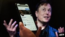 Elon Musk ha declarado que desea comprar Twitter porque no cree que la red social está cumpliendo su promesa de servir como plataforma de libre expresión.
