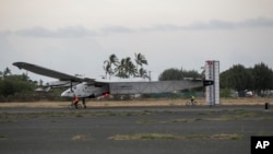 El Solar Impulse 2, un avión a energía solar, tras aterrizar en el aeropuerto Kalaeloa, Hawaii, el 3 de julio de 2015.
