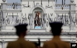 La policía de Sri Lanka resguarda el área alrededor del Santuario de San Antonio, blanco de los ataques del Domingo de Pascua, en Colombo. Abril 28 de 2019.