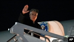 Menteri Luar Negeri AS Antony Blinken melambai saat menaiki pesawatnya di Pangkalan Angkatan Udara Andrews, Minggu, 21 Januari 2024. (Foto: via AP)