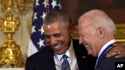 El presidente Barack Obama con el vicepresidente Joe Biden durante una ceremonia en la Casa Blanca donde Biden recibió la Medalla Presidencial de la Libertad.