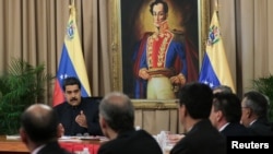 El presidente Nicolás Maduro habla durante una reunión con el Consejo de Defensa en el Palacio Miraflores, en Caracas.