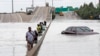 Aumentan las operaciones de rescate en Houston