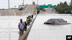 Aproximadamente 500 personas fueron evacuadas el lunes por la noche y el martes temprano de barrios inundados en el suroeste de Luisiana. Edwards dice que unos 200 de ellos pasaron la noche en los refugios del área.