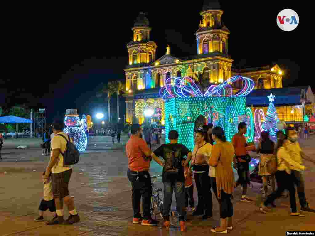 Muchos nicarag&#252;enses salen cada noche a disfrutar de la ambientaci&#243;n, pero dejan de lado el distanciamiento social y en algunos casos el uso de mascarillas como se ve en la imagen. Foto Donaldo Hern&#225;ndez/VOA.