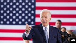 El presidente Joe Biden habla sobre su agenda de infraestructura en el Aeropuerto Internacional de Portland en Portland, Oregón, el 21 de abril de 2022.