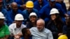 El presidente de Brasil, Luiz Inácio Lula da Silva, habla con los trabajadores sentados durante una visita a las obras de reconstrucción del Museo Nacional en Río de Janeiro, Brasil, el 23 de marzo de 2023.