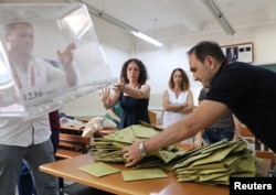 Funcionarios electorales abren una para contar los votos en un puesto de votación en una escuela durante las elecciones en Estambul, Turquía, el 24 de junio de 2018. REUTERS / Goran Tomasevic.