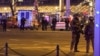 Ambulancias y policías rodean un mercado de navidad en Magdenburgo, Alemania, donde un auto atropelló a decenas de personas el 20 de diciembre de 2024.