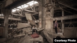 Məcburi köçkünlərin məskunlaşdığı keçmiş Sovet beton zavodu. Bakı, Azərbaycan 2013