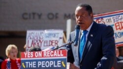El candidato a la revocatoria a gobernador Larry Elder habla en un acto de campaña en Monterey Park, California, EE. UU., 13 de septiembre de 2021. REUTERS / Mike Blake
