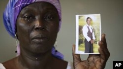 Martha Mark, la madre de una niña secuestrada, llora mientras enseña la foto de su hija en su casa de Chibok, Nigeria.