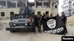 지난해 7월 이라크 안바르 주에서 정부군이 수니파 무장단체 ISIL이 점령했던 지역을 탈환한 후 ISIL 깃발을 거꾸로 들고 있다. (자료사진)