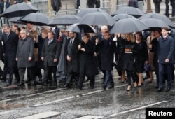 El presidente francés, Emmanuel Macron, su esposa Brigitte, la canciller alemana, Angela Merkel, el primer ministro de Canadá, Justin Trudeau, la presidenta de Lituania, Dalia Grybauskaite, el rey Felipe VI de España, el primer ministro de Dinamarca, Lars Lokke Rasmussen, y otros líderes mundiales en la ceremonia conmemorativa del Día del Armisticio, 100 años después del final de la Primera Guerra Mundial, Arco del Triunfo, en París, Francia, 11 de noviembre de 2018.