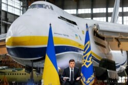 Arhiva - Predsednik Ukrajine Volodimir Zelenski ispred aviona An-225, u fabrici Antonov u Ukrajini.