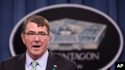 El secretario de Defensa de EE.UU., Ash Carter, en una conferencia de prensa en el Pentágono, sobre el informe anual de asalto sexual en las fuerzas armadas, el 1 de mayo, de 2015.