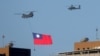 Un helicóptero lleva una bandera de Taiwán durante los ensayos para una fiesta nacional en Taipei el 5 de octubre de 2021. 