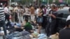 420雅安地震受伤民众等候救治。（网民提供）