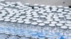 ARCHIVO - Frascos de la vacuna de refuerzo actualizada de Pfizer contra el COVID-19 en producción en Kalamazoo, EEUU, en agosto de 2022.
