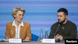 La presidenta de la Comisión Europea, Ursula von der Leyen, junto al presidente ucraniano Volodomyr Zalenskyy, en una cumbre celebrada en Kiev el 2 de febrero de 2023.