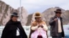 Adela Pérez y otros manifestantes bloquean el camino mientras exigen la renuncia de la presidenta de Perú, Dina Boluarte, en la frontera entre Perú y Bolivia, en Desaguadero, Perú, 26 de enero de 2023. 