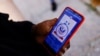 Un migrante revisa en su teléfono el trámite para solicitar asilo en EEUU a través de la aplicación CBP ONE en Ciudad Juárez, México, el 12 de enero de 2023.