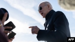 ARCHIVO - El presidente Joe Biden habla con los periodistas en Hagerstown, Maryland, el 4 de febrero de 2023.