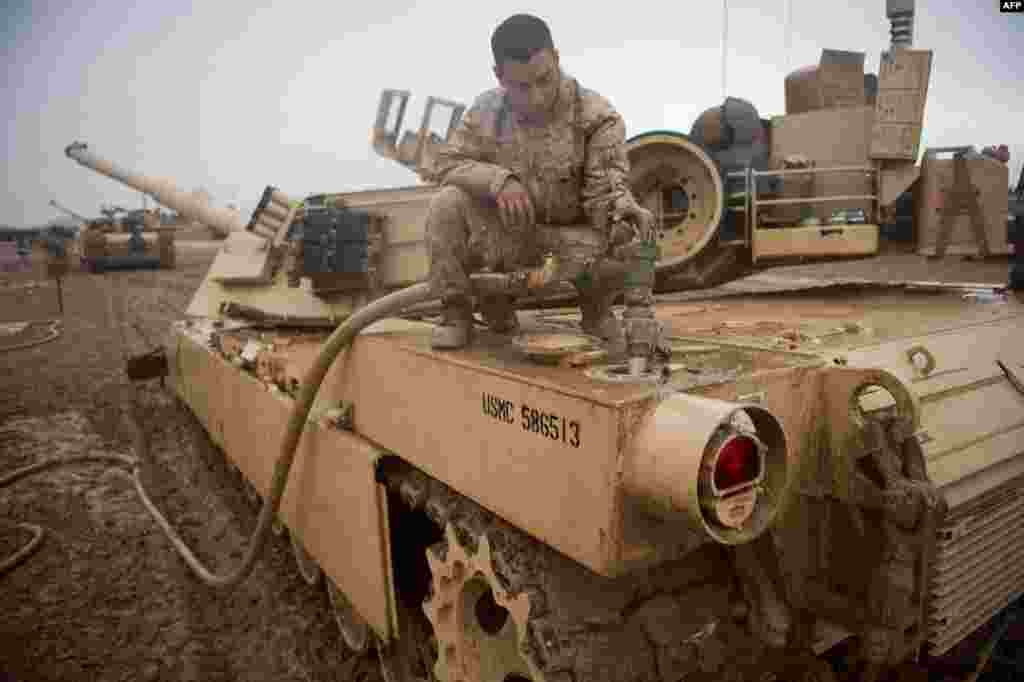 Un infante de marina de los EEUU reabastece su tanque M1 Abrams en FOB Edinburgh en la provincia de Helmand, Afganistán, el 2 de febrero de 2011. El M1A2 Abrams actual puede alcanzar una velocidad máxima de 72 km/h (en carreteras pavimentadas) y 48 km/h fuera de carretera. El motor puede usar una variedad de combustibles, incluyendo combustible para aviones, gasolina, diésel&nbsp;y diésel&nbsp;marino.