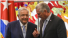 ARCHIVO - El presidente de Cuba, Miguel Díaz-Canel, a la derecha, y el presidente de México, Andrés Manuel López Obrador, hablan después de firmar acuerdos bilaterales en el Palacio de la Revolución en La Habana, Cuba, el 8 de mayo de 2022