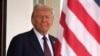El presidente de Estados Unidos, Donald Trump, se encuentra ante el primer ministro británico, Keir Starmer, que llega a la Casa Blanca, el 27 de febrero de 2025, en Washington.