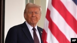 El presidente de Estados Unidos, Donald Trump, se encuentra ante el primer ministro británico, Keir Starmer, que llega a la Casa Blanca, el 27 de febrero de 2025, en Washington.