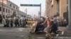 Manifestantes chocan con la policía en una calle de Lima, Perú, el martes 5 de abril de 2022.