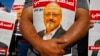 Varias personas con carteles con la imagen del periodista saudí Jamal Khashoggi se concentran cerca del consulado de Arabia Saudí en Estambul, el 2 de octubre de 2020, en el segundo aniversario de su muerte. 