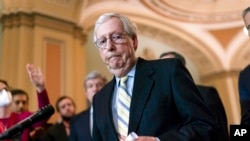 Drejtuesi i pakicës republikane në Senat Mitch McConnell duke biseduar me gazetarët në Kapitol (5 prill 2022)