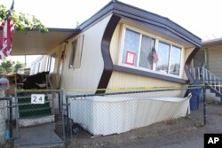Una casa rodante dañada es vista tras el terremoto el jueves, 4 de julio, de 2019, en Ridgecrest, California, EE.UU.