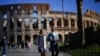 Italia es uno de los países que han levantado las restricciones de usar máscaras en lugares abiertos tras una disminución de casos de COVID-19.