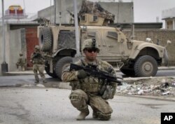 100.000 soldados americanos estacionados no Afeganistão ajudam a combater o terrorismo e a manter a segurança pública