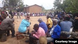 FILE: Izakhamizi ezisemhlanganweni wokukhumisana umlotha. (Photo: Courtesy of Heal Zimbabwe Trust)